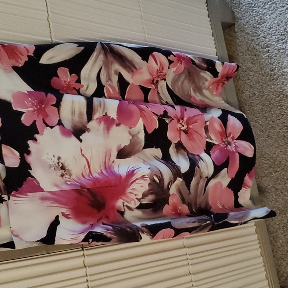 Floral shift dress. - Picture 6 of 8